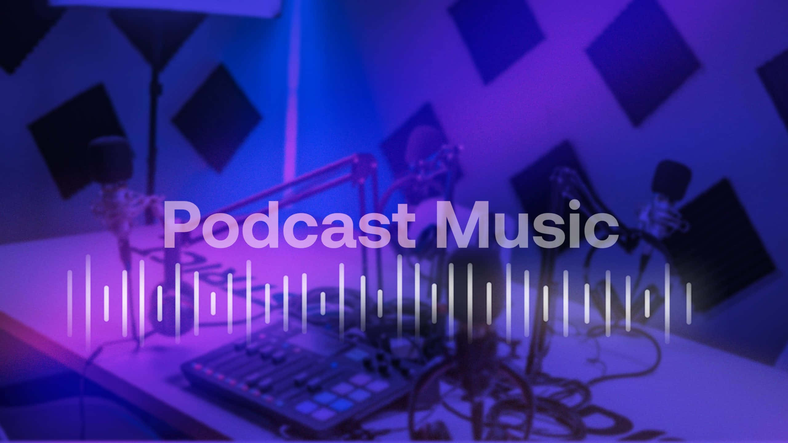 Podcast 桌布 壁紙 — 一個被紫色和藍色燈光籠罩的播客音樂工作室，配備麥克風和音頻設備。