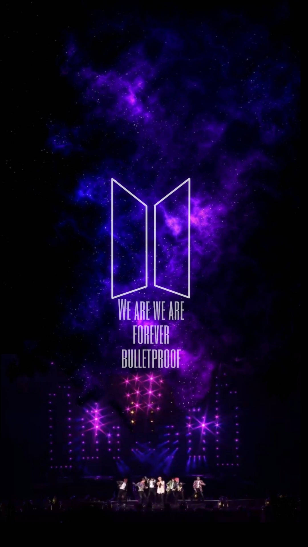 BTS在紫色燈光下於舞台上表演，帶有發光的標誌和文字，背景是星空。
