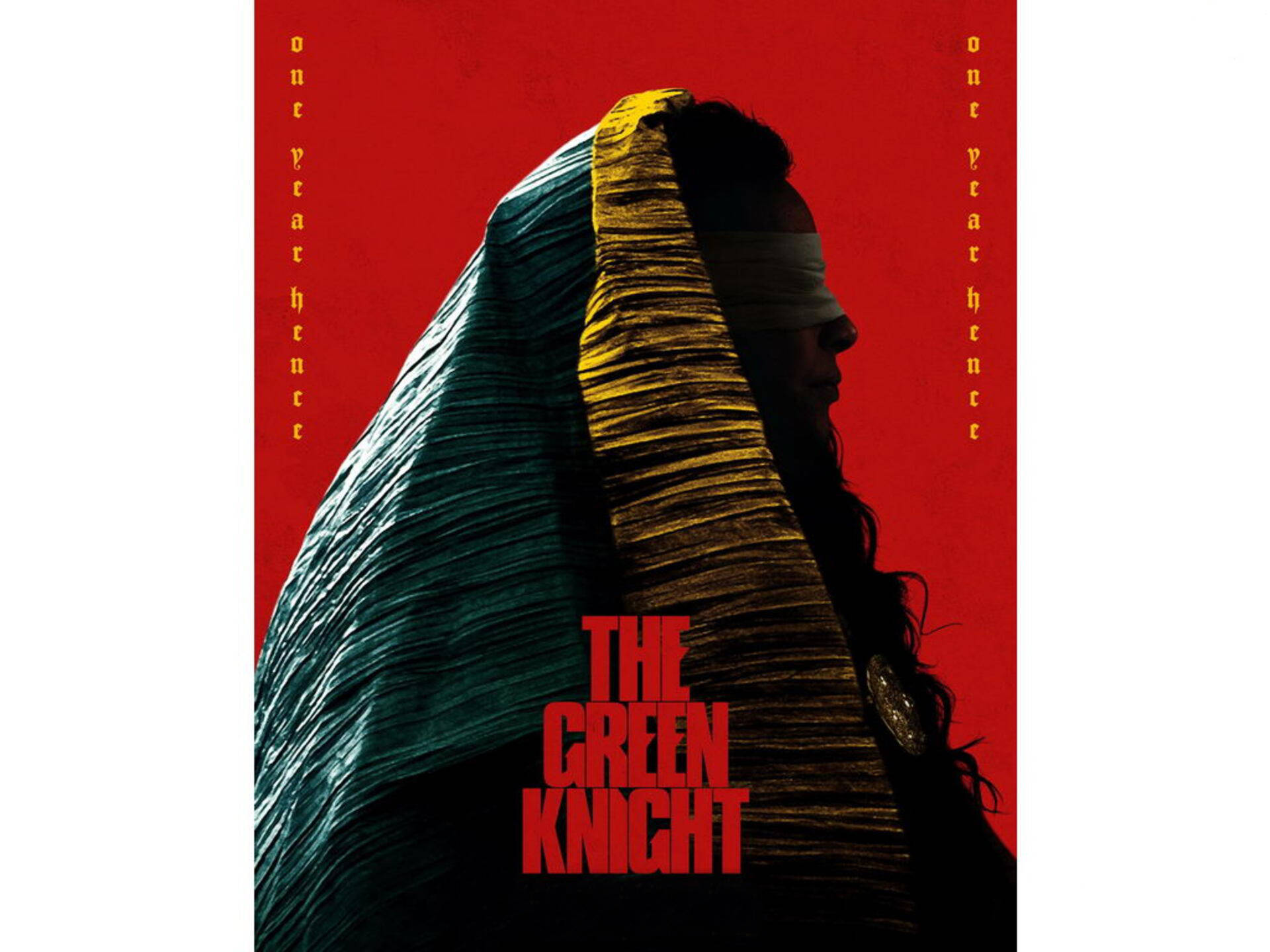 The Green Knight 桌布 壁紙 — 一個被蒙住雙眼的人物，披著帶有紋理的綠色和金色布料，在鮮紅色的背景上以鮮明的剪影站立，並配有粗體的紅色文字。