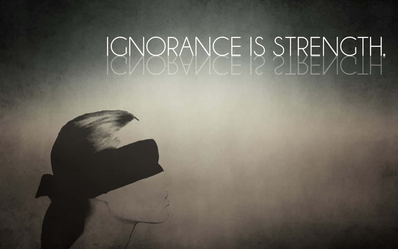 strength 桌布 壁紙 — 一個被蒙眼的人的剪影，背景是煙霧瀰漫的灰色，並帶有文字無知即力量。