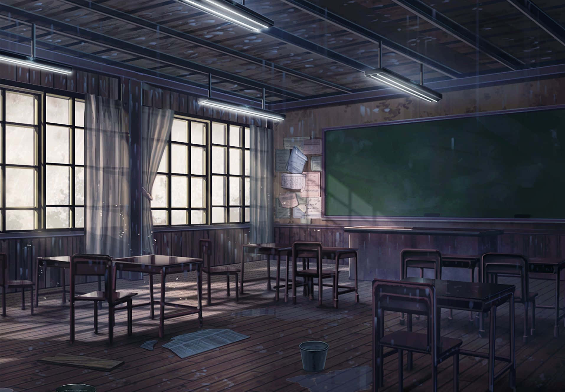 Anime School 桌布 壁紙 — 一個被遺棄的教室，有佈滿灰塵的木製桌椅和綠色黑板，在昏暗的螢光燈下。