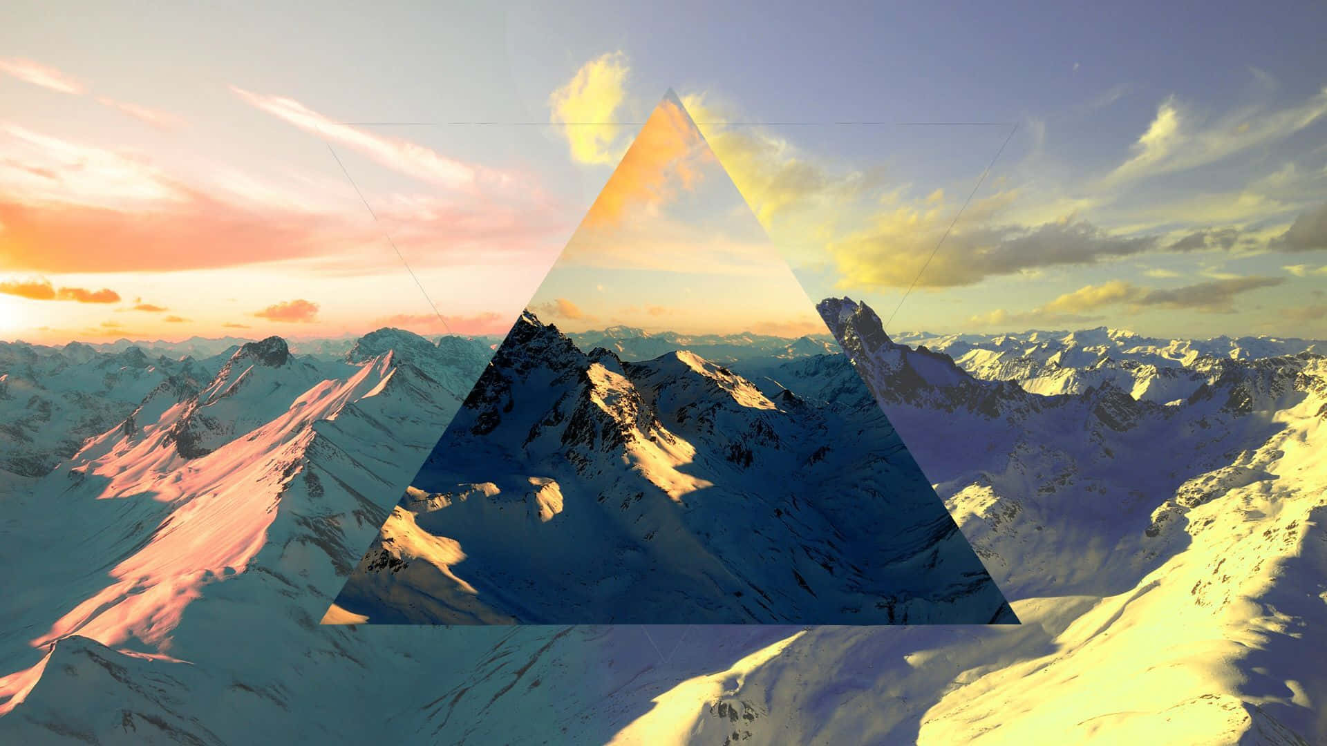 Shapes 桌布 壁紙 — 一個被金色夕陽照耀的雪山山脈，上面有一個透明的三角形疊加層，顯露出內部一個較暗的山峰。