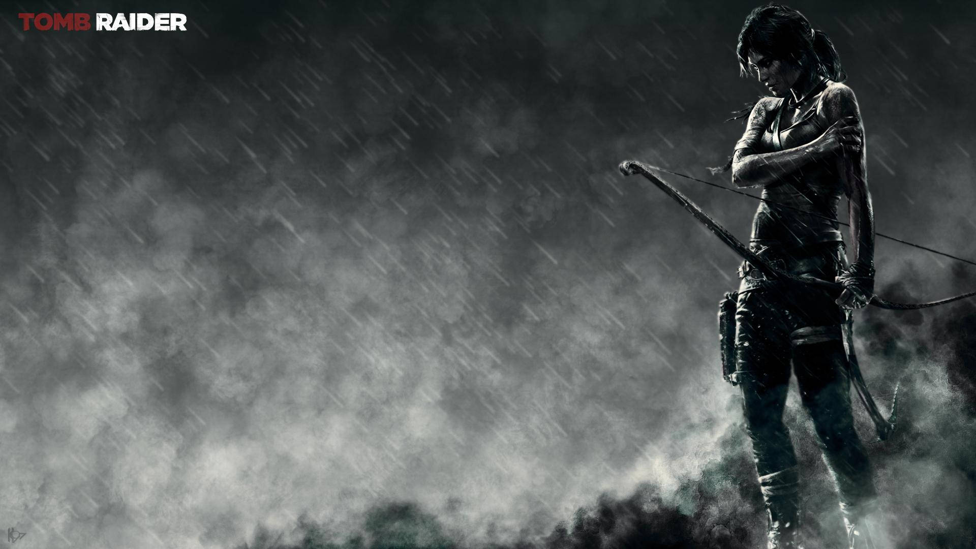 古墓奇兵 桌布 壁紙 — 一個被雨淋濕的 Tomb Raider 站著，拿著弓，對著一個暴風雨灰色背景。