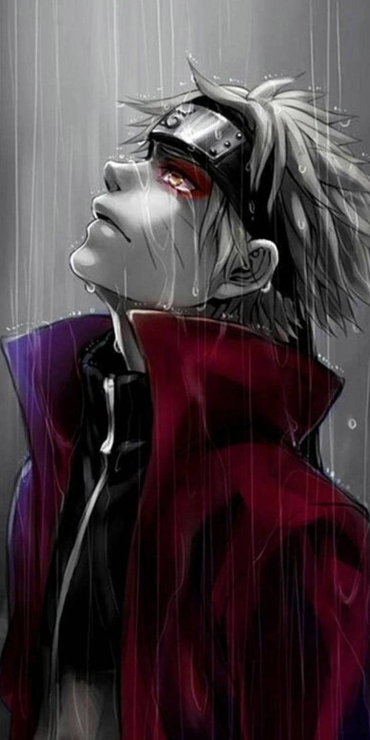 Sad Naruto 桌布 壁紙 — 一個被雨淋濕的動漫角色，紅眼睛和頭帶，在單色場景中向上凝視，並以鮮紅色的斗篷作點綴。