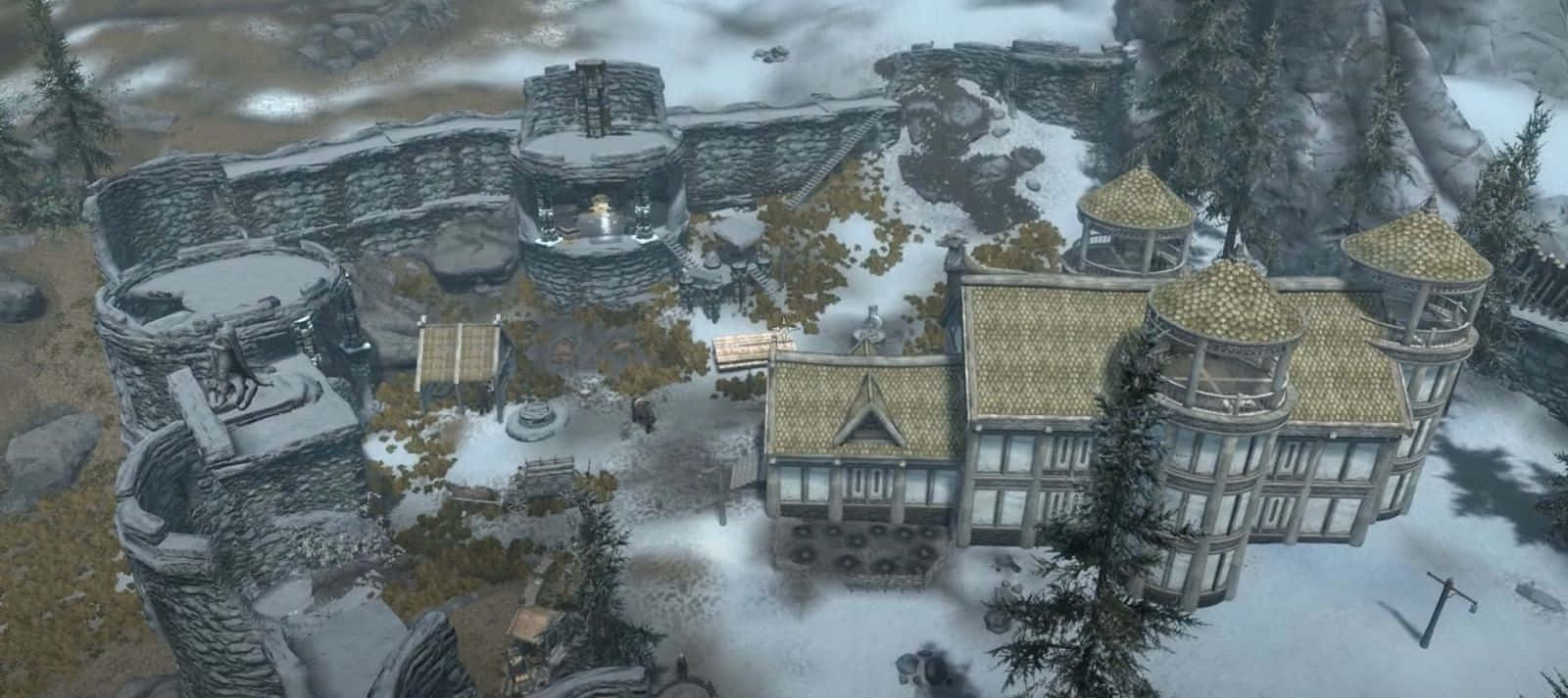 Heljarchen Hall 桌布 壁紙 — 一個被雪覆蓋的中世紀城堡和村莊，坐落在崎嶇的山地地形中，周圍有常青樹。