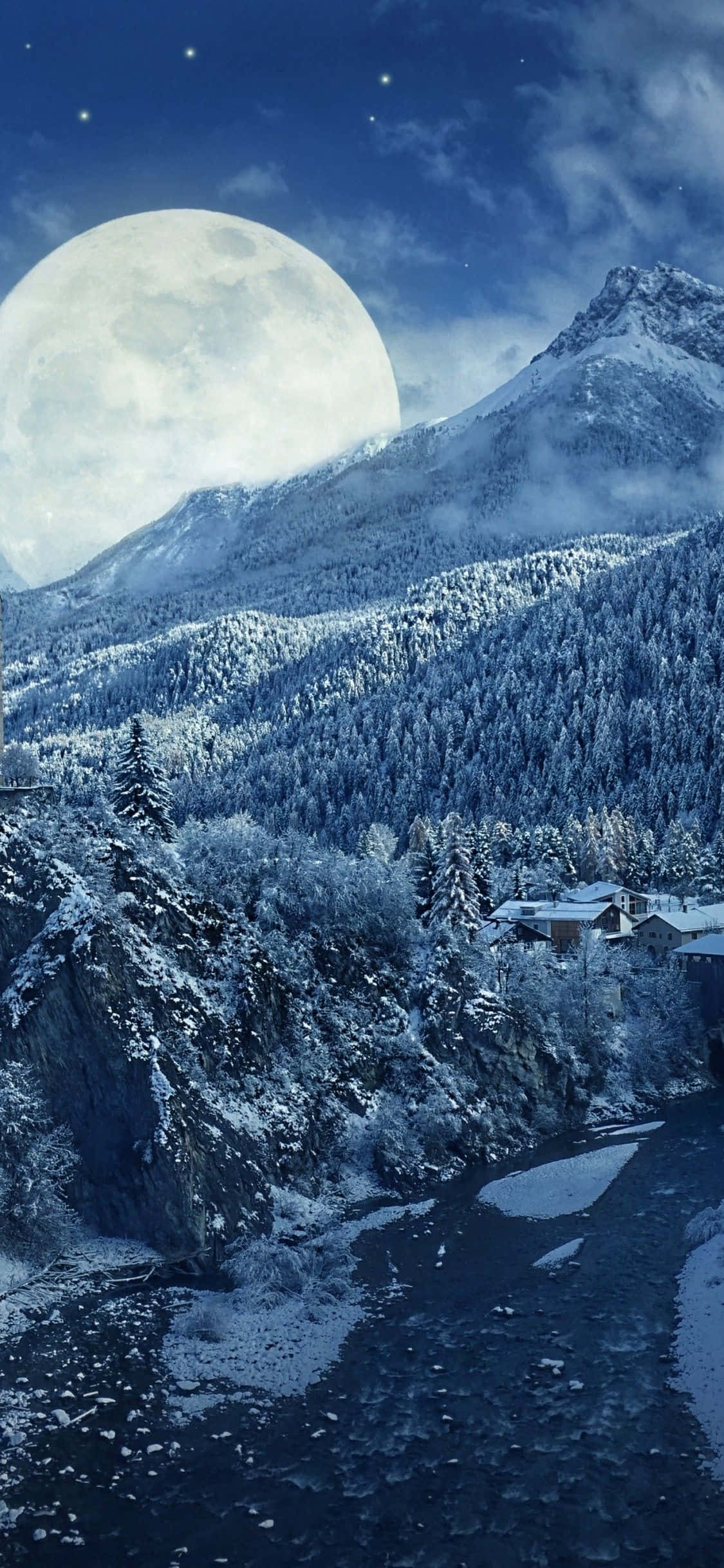 桌布 壁紙 — 一個被雪覆蓋的山村，坐落於巨大的月光天空下，有星星和霧氣繚繞的山峰。