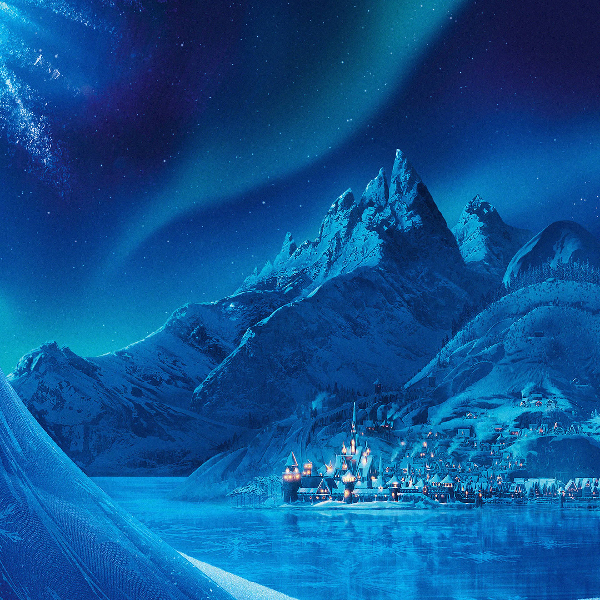冰雪奇緣 桌布 壁紙 — 一個被雪覆蓋的山村在星空下溫暖地發光，生動的極光在冰峰和冰凍的水面上舞動。