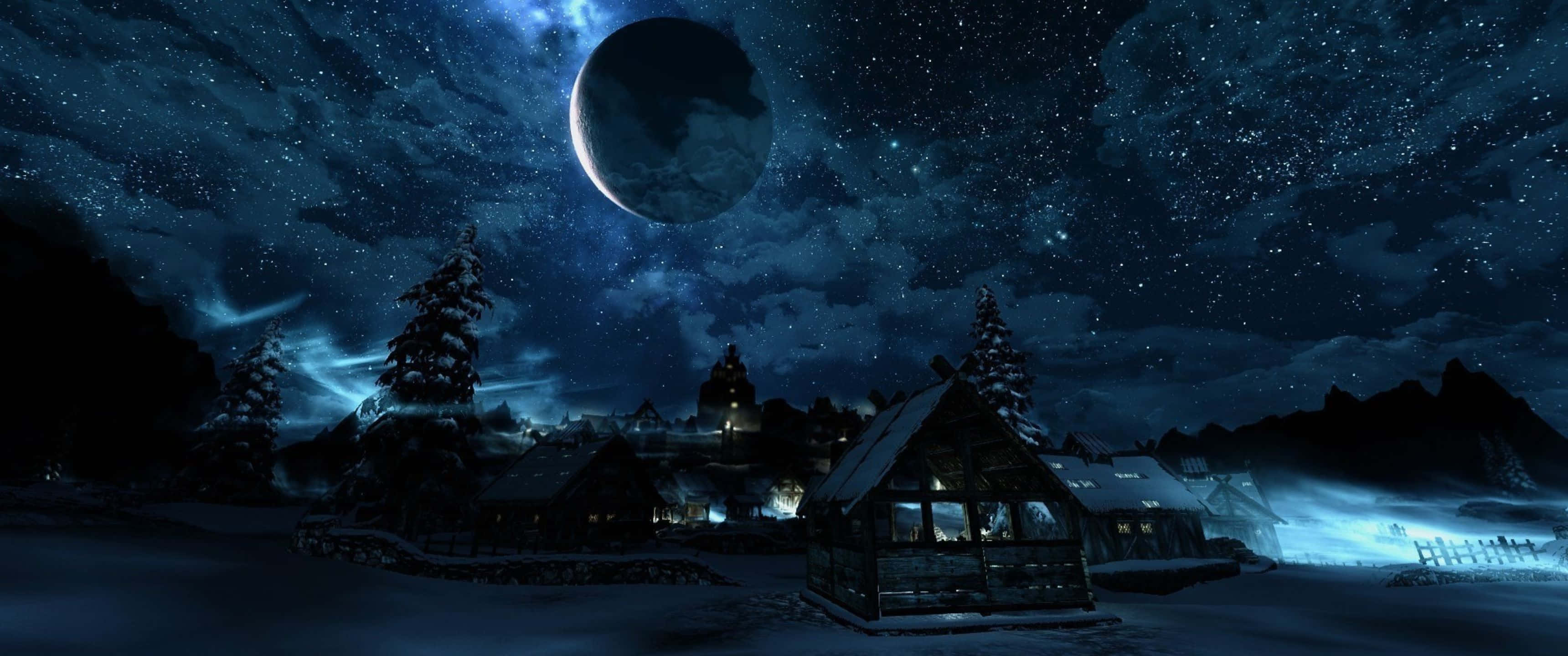 3440x1440p The Elder Scrolls V Skyrim 桌布 壁紙 — 一個被雪覆蓋的村莊，在星空下，有大月亮和發光的窗戶。