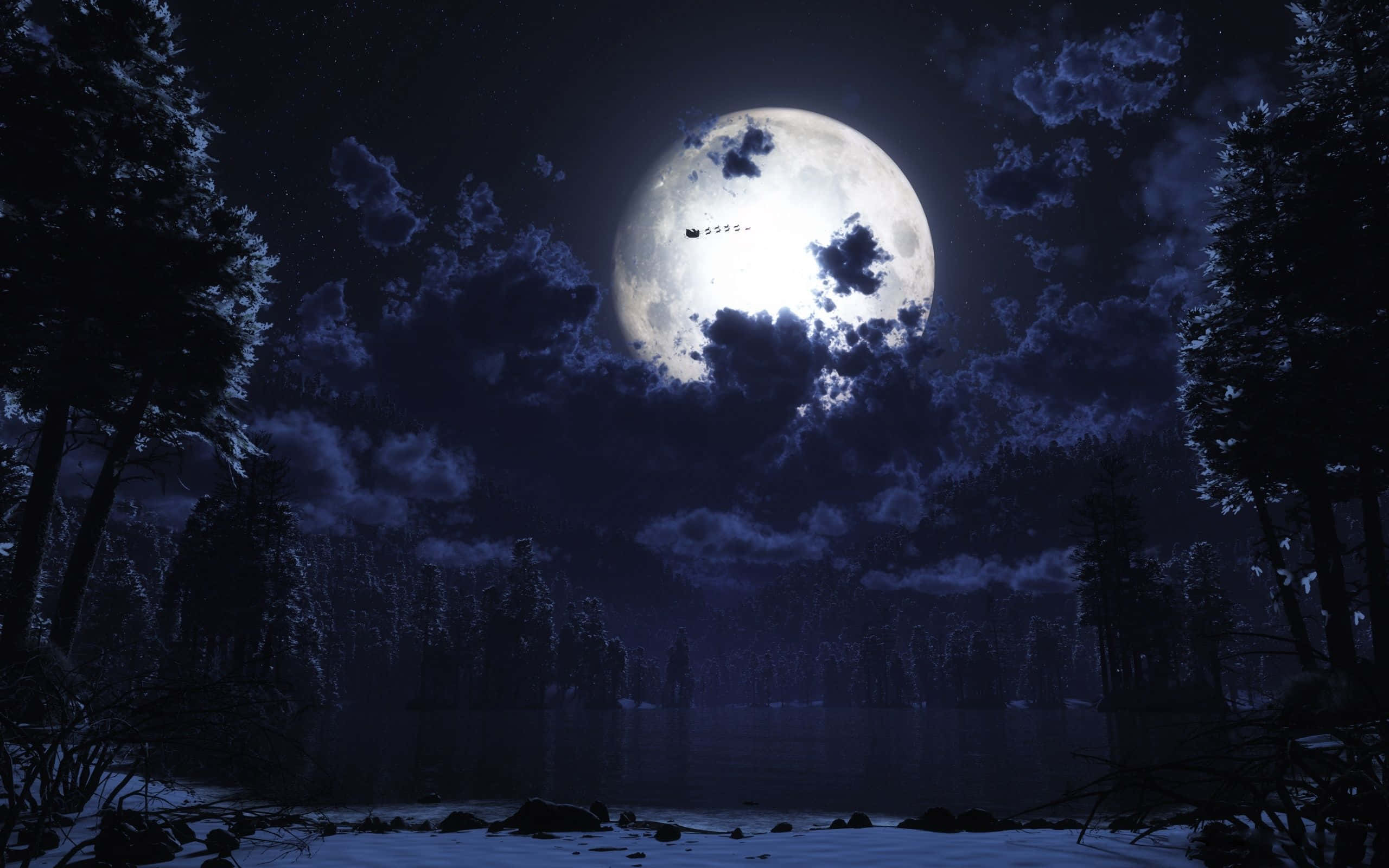 Pretty Moon 桌布 壁紙 — 一個被雪覆蓋的森林湖泊，上方有一輪巨大的月亮，雲朵飄過，水面上漂浮著一艘小船。