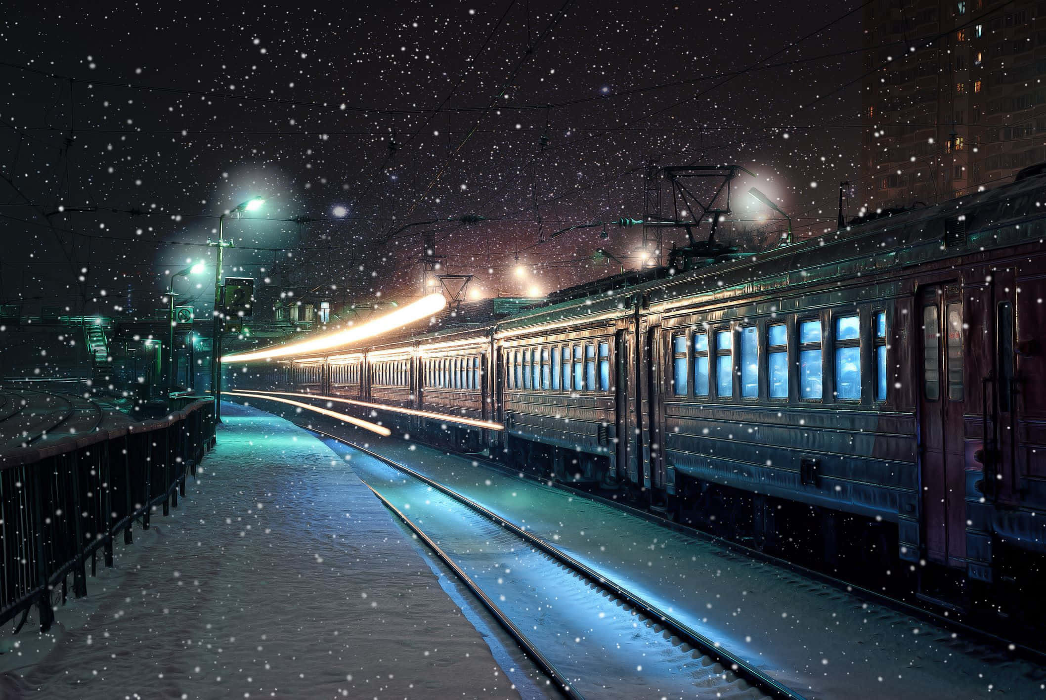Polar Express 桌布 壁紙 — 一個被雪覆蓋的火車站夜晚，火車在街燈下發光，大雪紛飛。