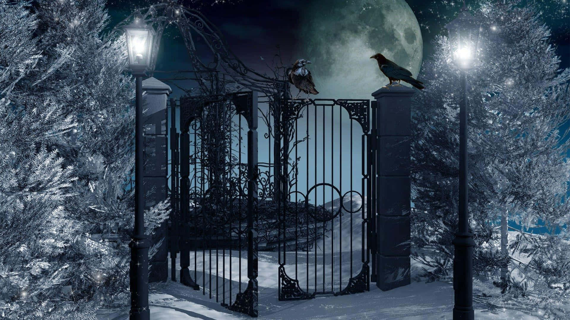 gate 桌布 壁紙 — 一個被雪覆蓋的鍛鐵大門矗立在滿月下，兩隻烏鴉棲息在柱子上，兩側是發光的燈籠和結霜的樹木。