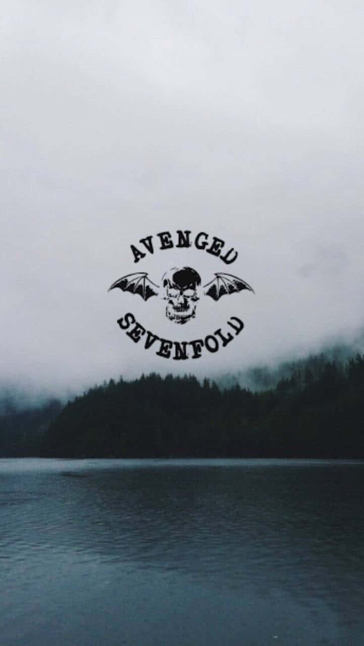山景 桌布 壁紙 — 一個被黑暗森林包圍的霧湖，黑色Avenged Sevenfold標誌漂浮在水面上。