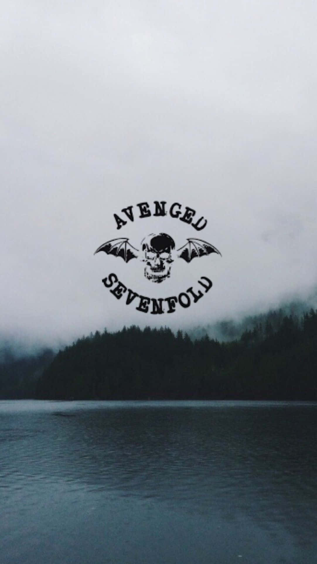 桌布 壁紙 — 一個被黑暗森林包圍的霧湖，黑色的Avenged Sevenfold標誌漂浮在水面上。