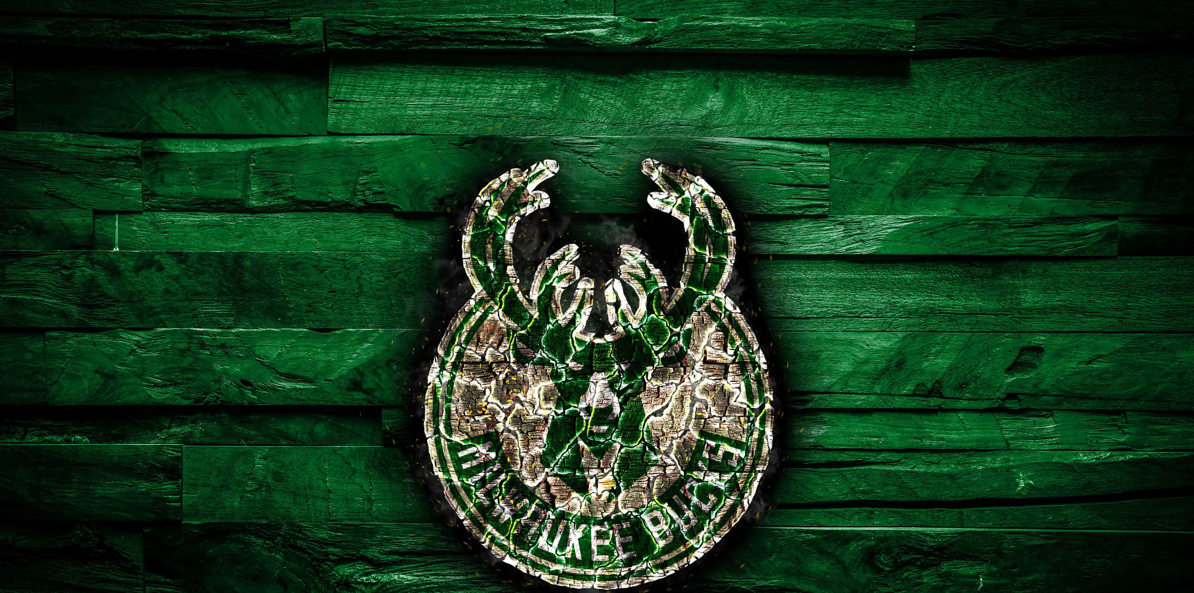 Milwaukee Bucks Logo 桌布 壁紙 — 一個裂開的密爾瓦基公鹿隊標誌嵌入在有深紋理的綠色木牆中，帶有深層木紋圖案。