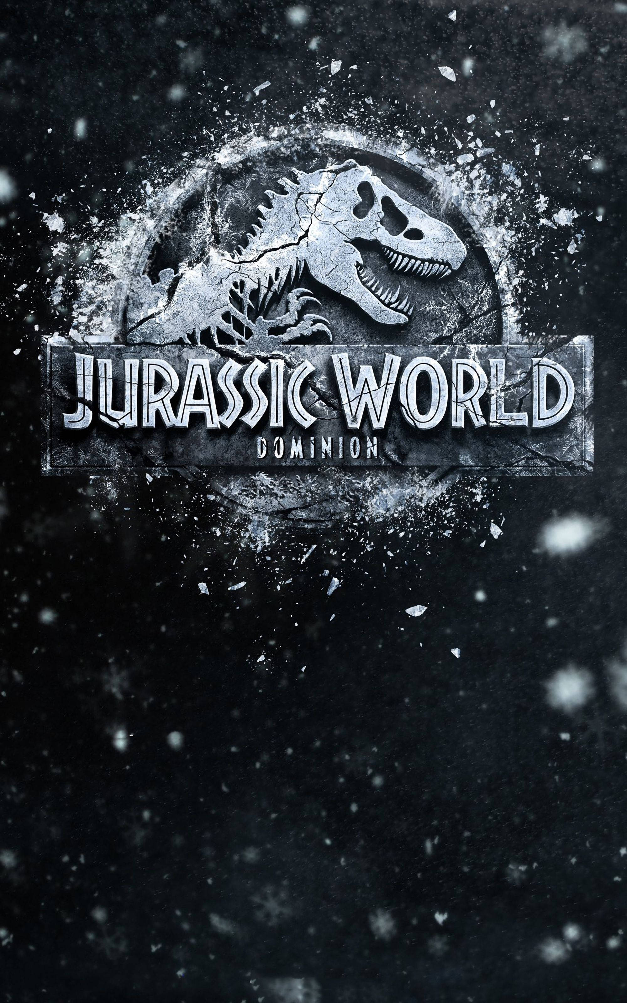 World 桌布 壁紙 — 一個裂開的石頭 Jurassic World Dominion 標誌，配以咆哮的暴龍頭部，周圍環繞著墜落的碎片，背景陰暗粗糙。