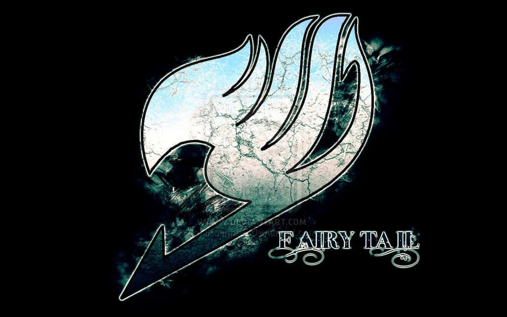 Fairy Tail Logo 桌布 壁紙 — 一個裂開的藍白火焰標誌，帶有「FAIRY TAIL」文字，在黑色背景上發光。