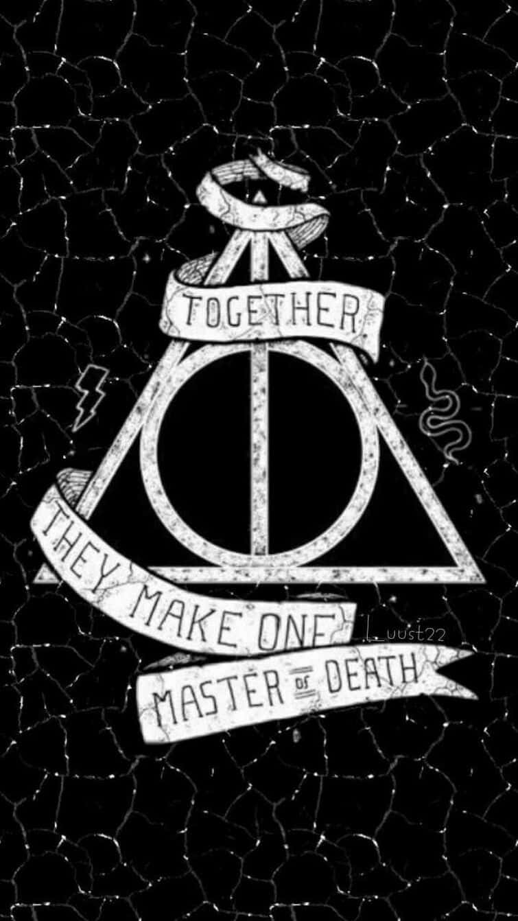 Harry Potter Black And White 桌布 壁紙 — 一個裂開的黑色背景上有一個白色的死亡聖器符號，並有文字橫幅寫著「一起他們成為死亡的主人」。