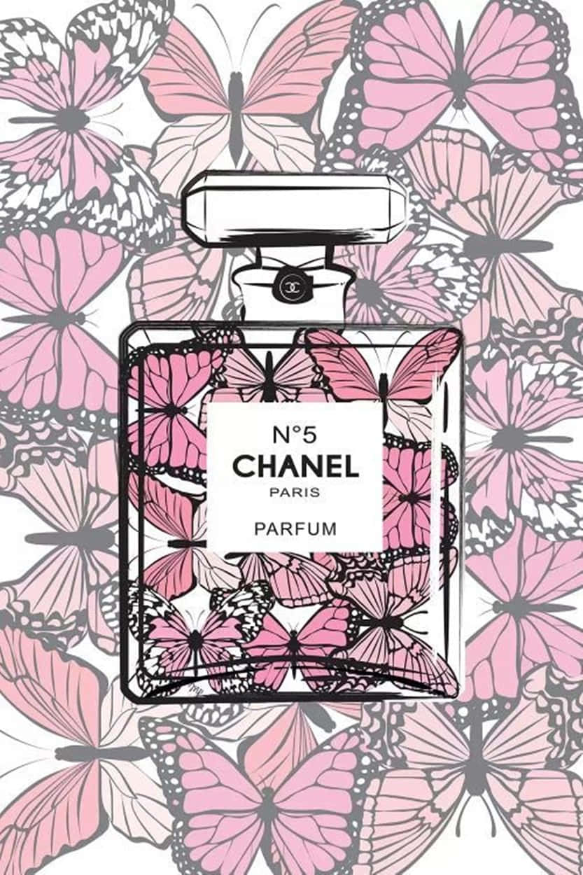 Chanel Aesthetic 桌布 壁紙 — 一個裝滿粉紅色蝴蝶的Chanel No 5香水瓶，背景是粉紅色和灰色蝴蝶的圖案。