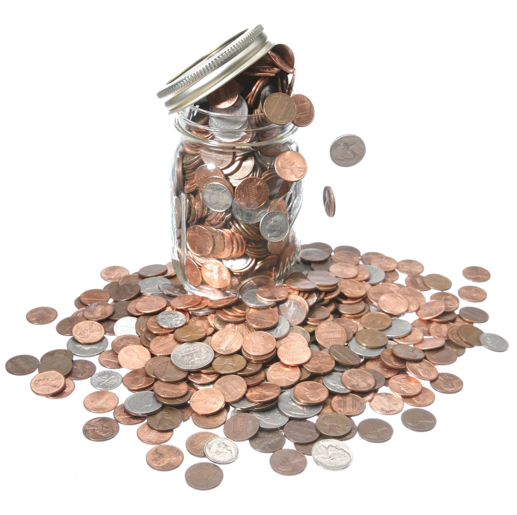 Coin 桌布 壁紙 — 一個裝滿銅幣和銀幣的玻璃罐溢出，硬幣灑落在白色背景上。