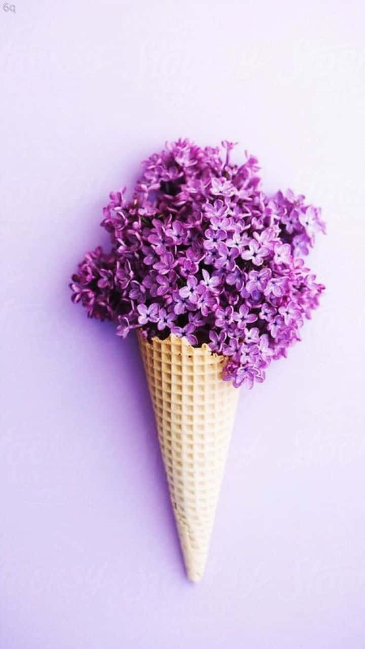Lilac Color 桌布 壁紙 — 一個裝滿鮮豔紫色丁香花的鬆餅筒，襯以柔和的薰衣草背景。