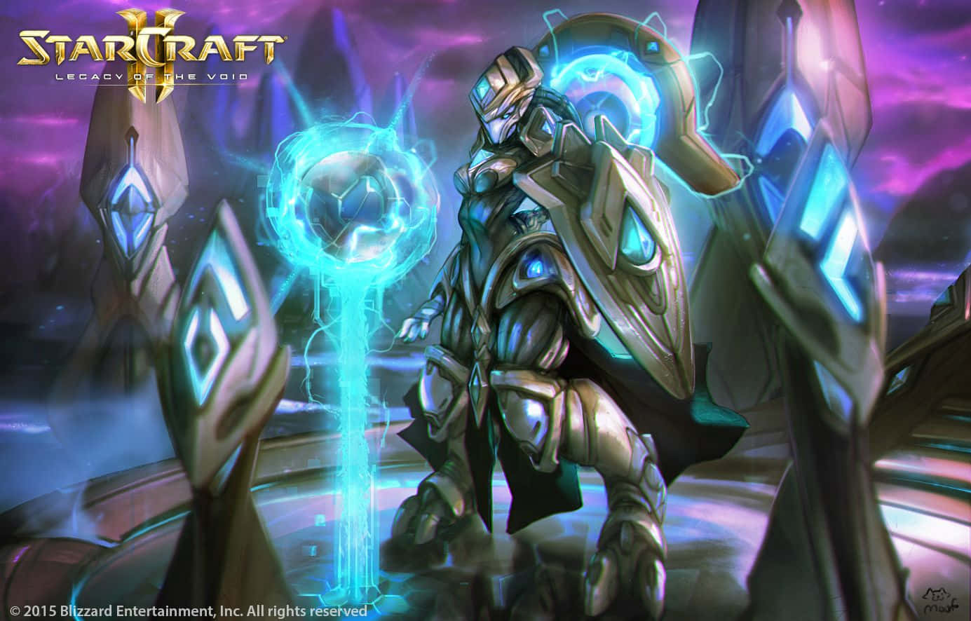 電玩遊戲 桌布 壁紙 — 一個裝甲的StarCraft虛空聖堂武士在紫色星雲天空下，於未來主義水晶結構中手持發光藍色能量杖，蓄勢待發。