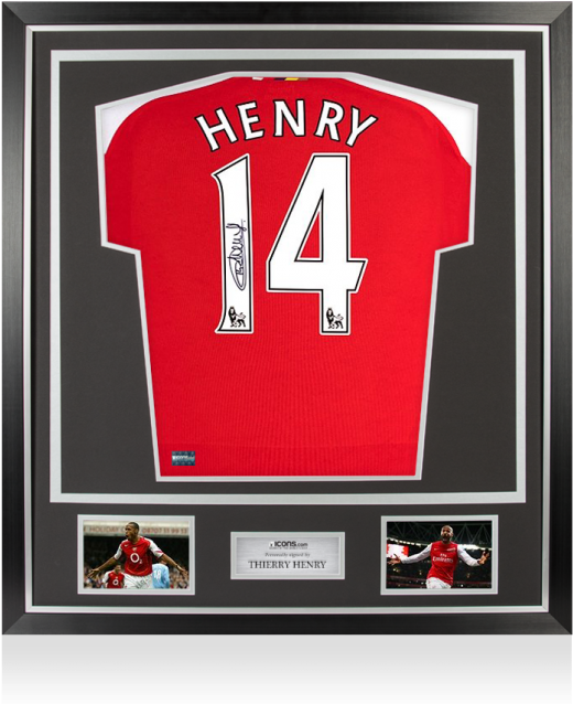 兵工廠 桌布 壁紙 — 一個裝裱好的紅色兵工廠足球球衣，上面有「HENRY」和號碼「14」，並展示了兩張球員的動作照片。