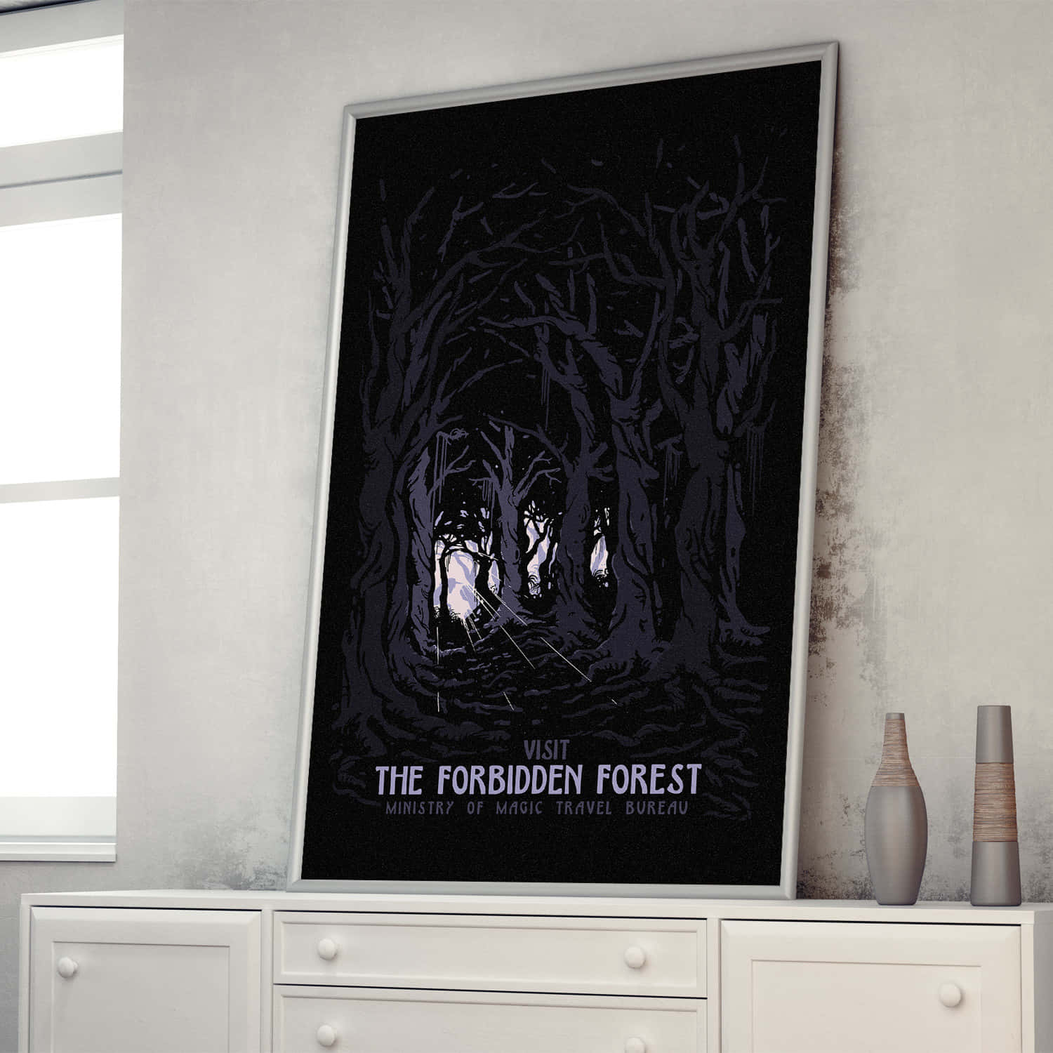 The Forbidden Forest 桌布 壁紙 — 一個裝裱海報，描繪深紫色鬧鬼森林，發光的眼睛從光禿禿的樹木中窺視，懸掛在寫有「參觀禁忌森林」的文字上方。