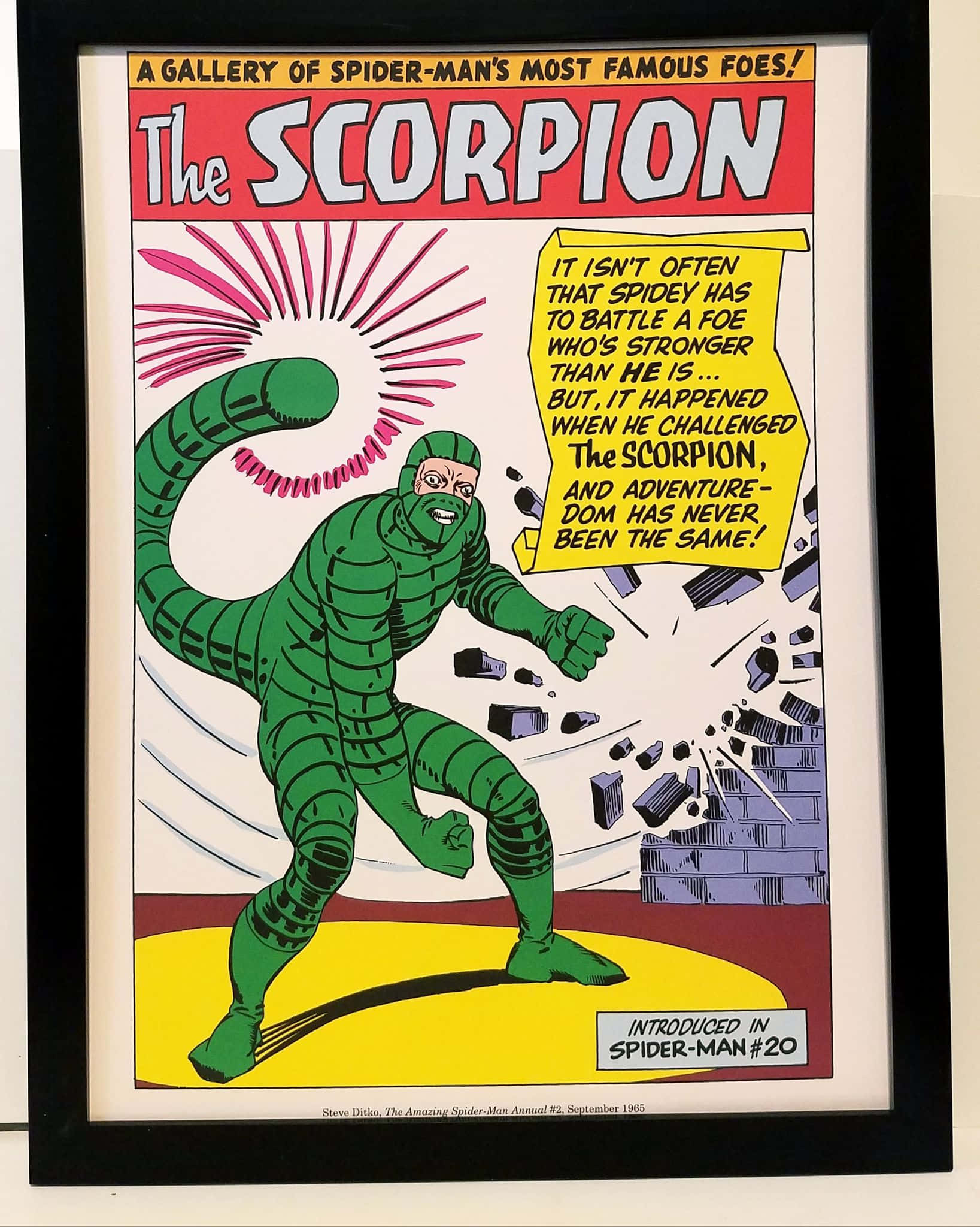 The Scorpion 桌布 壁紙 — 一個裝裱的復古漫畫面板顯示蠍子穿著綠色裝甲服，以動態的粉紅色能量爆發擊穿磚牆。