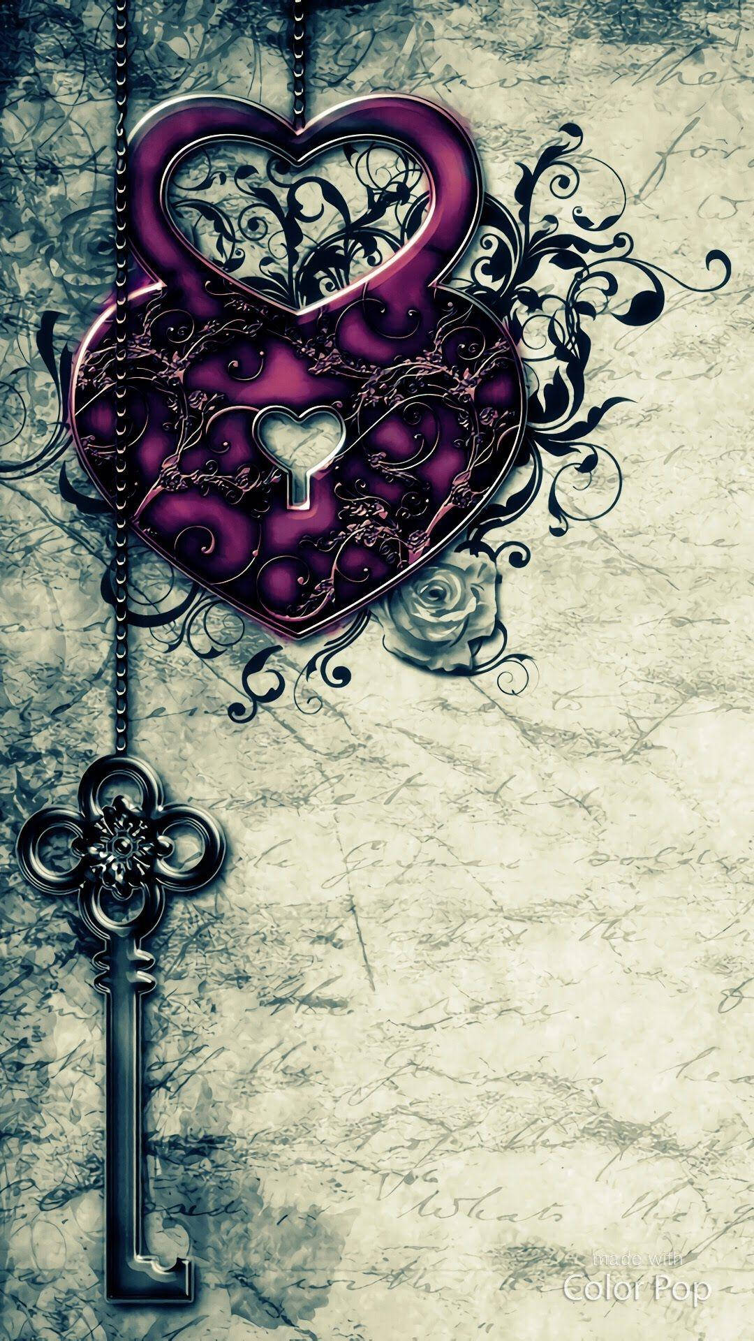 Gothic Phone 桌布 壁紙 — 一個裝飾性的紫色心形鎖，配有一把銀色鑰匙，掛在復古羊皮紙背景上，帶有旋轉的黑色金屬絲和褪色的玫瑰。