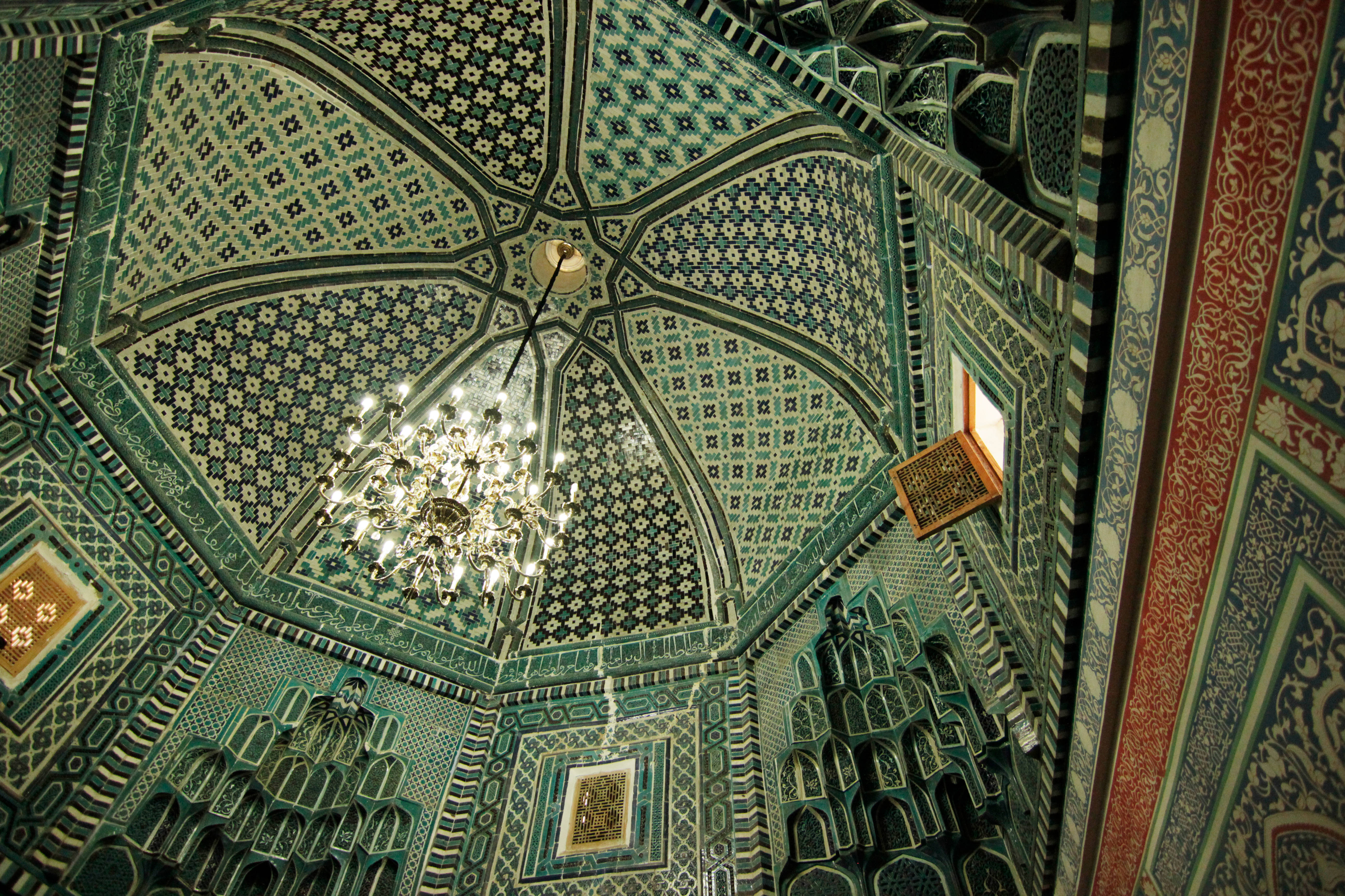 Uzbekistan 桌布 壁紙 — 一個裝飾性的青綠色和金色瓷磚圓頂天花板，帶有複雜的幾何圖案，中央懸掛著一盞吊燈。