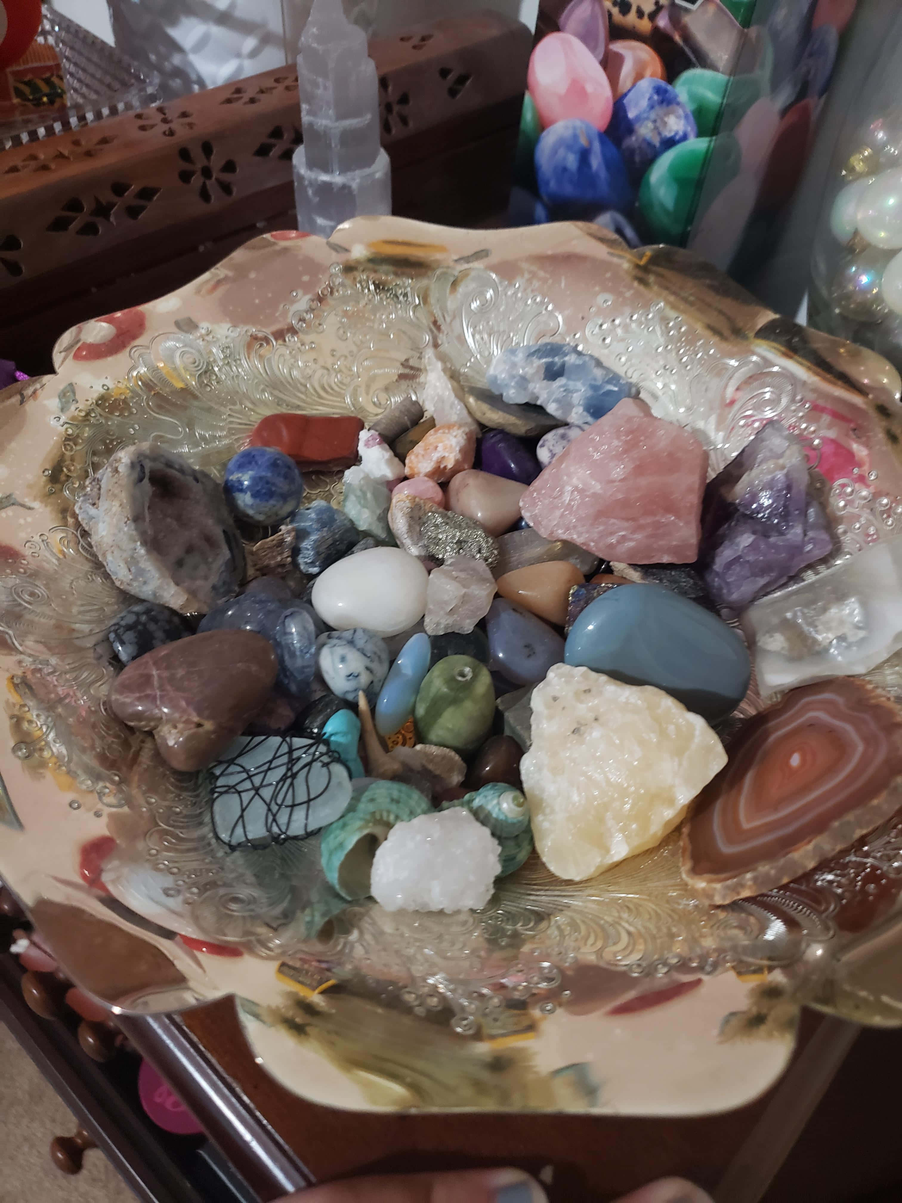 水晶 桌布 壁紙 — 一個裝飾碗在溫暖的室內燈光下盛載著色彩繽紛的拋光寶石和水晶。