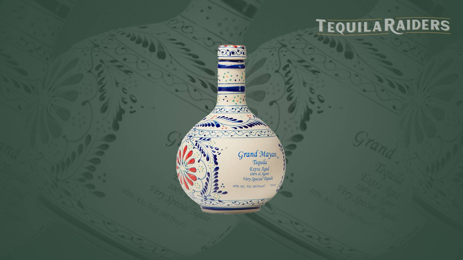 alcohol 桌布 壁紙 — 一個裝飾精美的Grand Mayan龍舌蘭酒瓶，帶有藍色、紅色和白色的花卉圖案，在帶有淡色品牌重複圖案的綠色背景上脫穎而出。