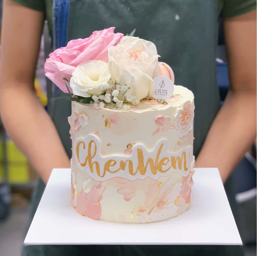 Cake Fondant 桌布 壁紙 — 一個裝飾精美的蛋糕，上面有粉紅色和白色的玫瑰、金箔，以及用金色糖霜優雅地寫上的名字 ChenWem。