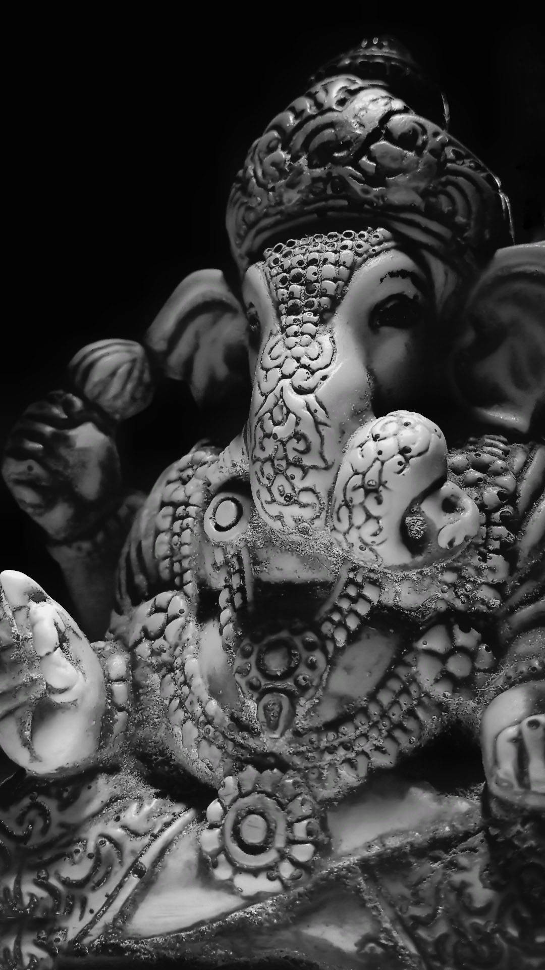 Ganesh 桌布 壁紙 — 一個裝飾華麗的象頭神像黑白特寫，細節豐富，雕刻精緻，帶有象頭。