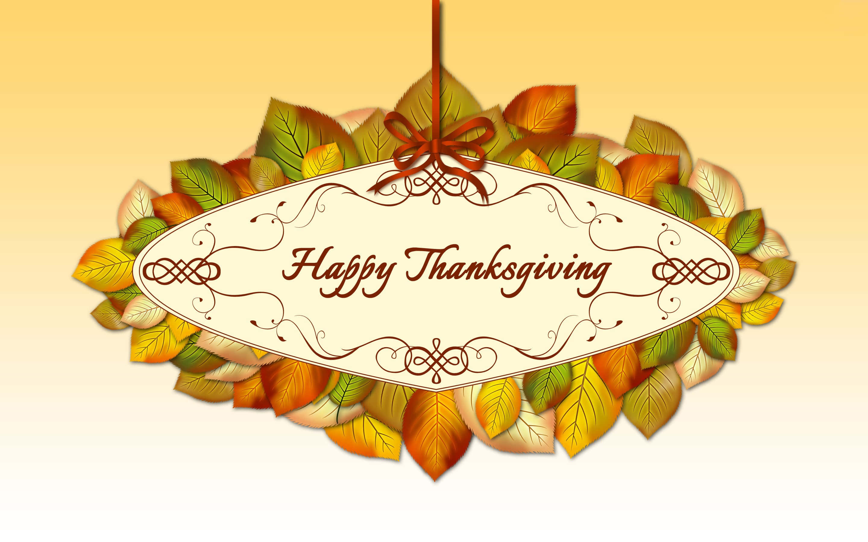 Happy Thanksgiving 桌布 壁紙 — 一個裝飾著秋葉和蝴蝶結的感恩節標誌，掛在溫暖的漸變背景上。