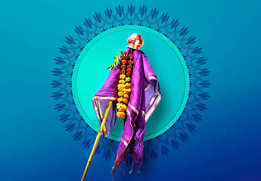 Gudi Padwa 桌布 壁紙 — 一個裝飾過的陶罐，披著紫色布料和花環，位於一個青綠色圓圈內，背景是漸變藍色。