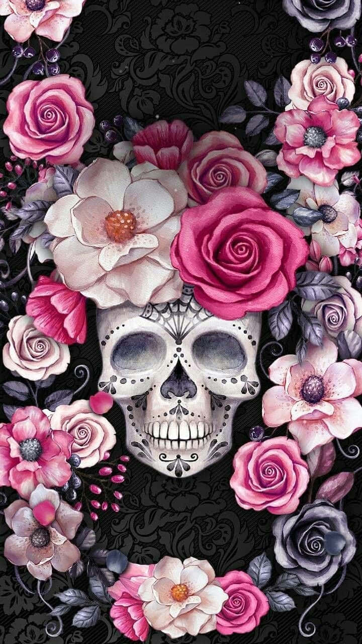 Skulls And Roses 桌布 壁紙 — 一個裝飾過的頭骨，被鮮豔的粉紅色和紫色玫瑰環繞，背景是黑色錦緞圖案。