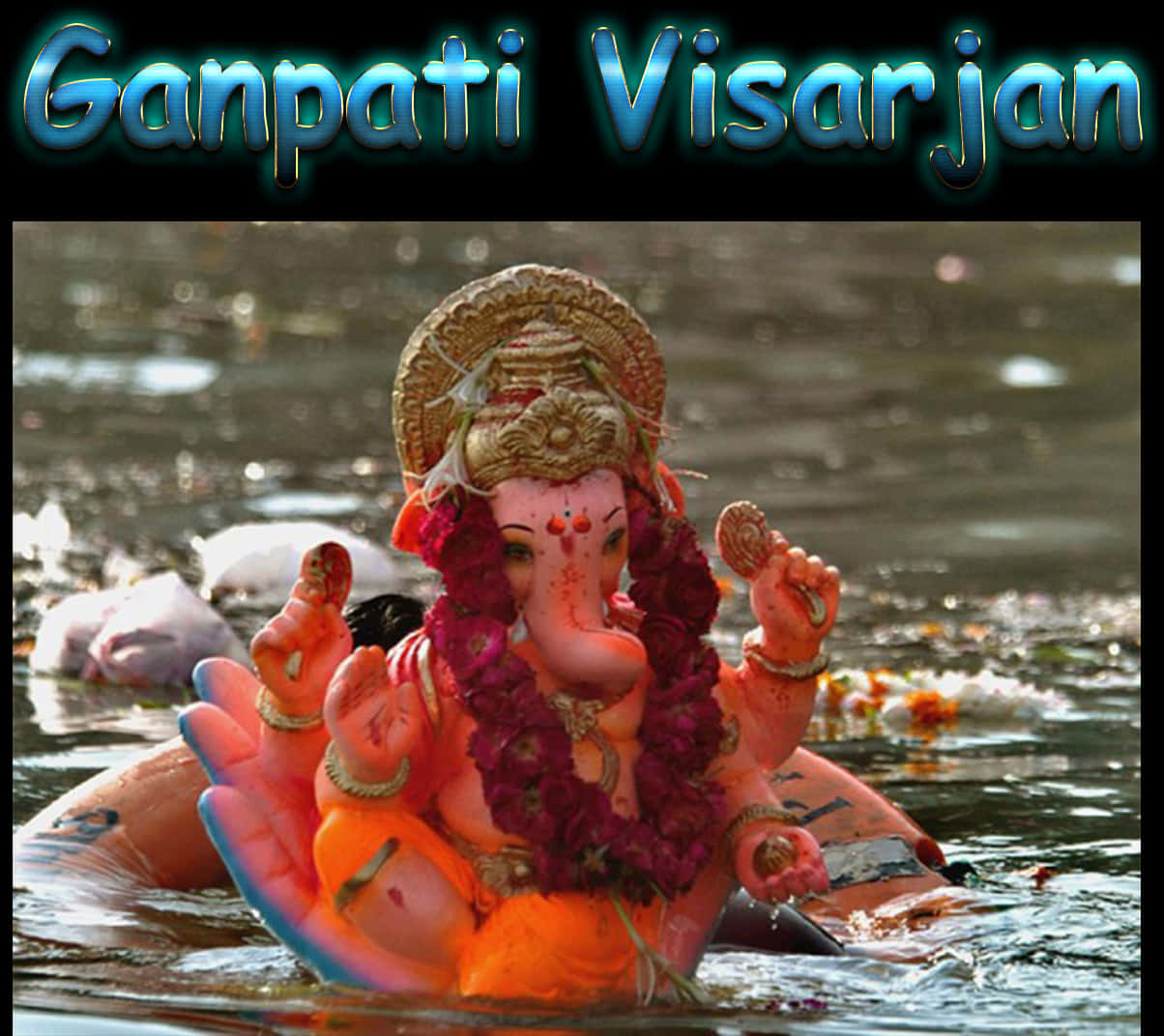 Ganpati 桌布 壁紙 — 一個裝飾鮮豔的象神像在儀式性浸水期間漂浮在水中，帶有花環和金色裝飾。