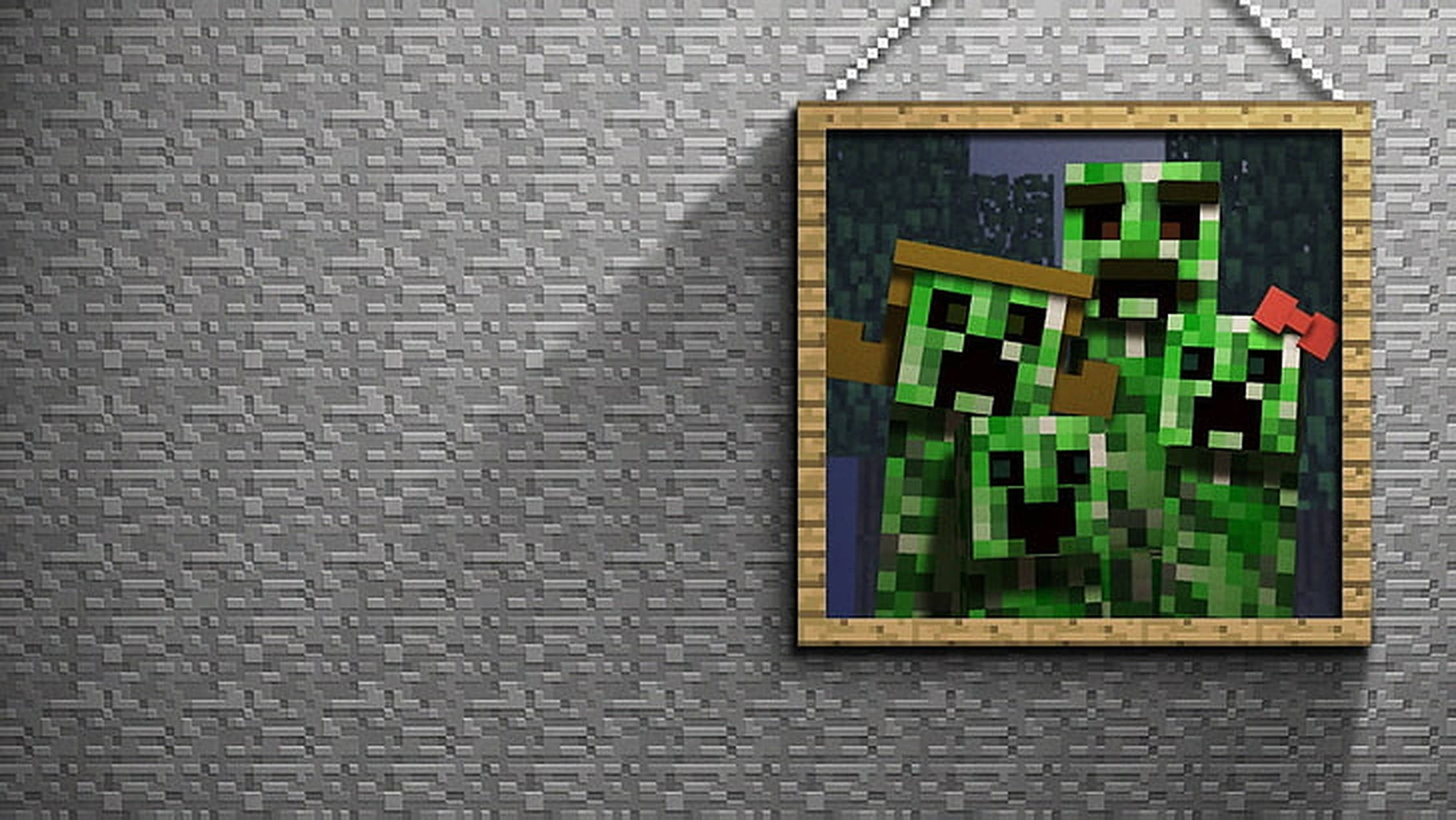 Creeper 桌布 壁紙 — 一個裱框的Minecraft苦力怕肖像掛在灰色像素牆上，投射出柔和的陰影。