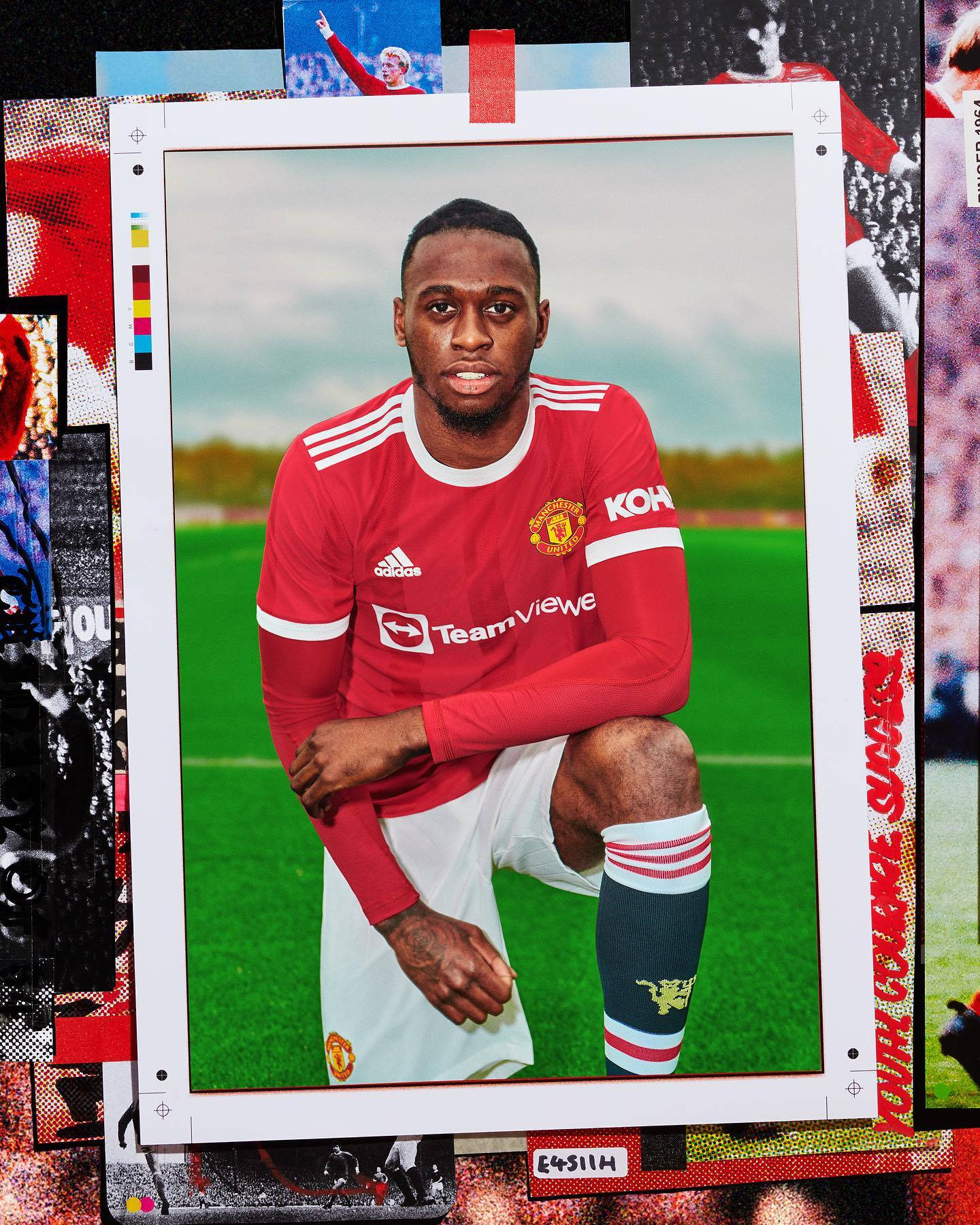Football Players 桌布 壁紙 — 一個裱框的肖像，一名足球員身穿紅色曼聯球衣跪在綠色球場上，周圍是拼貼元素。