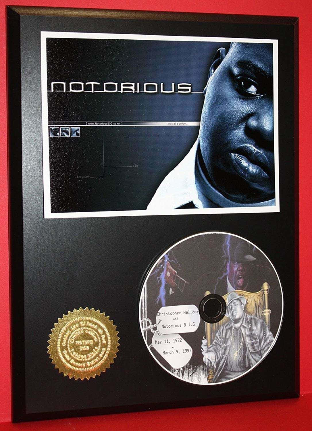 hiphop 桌布 壁紙 — 一個裱框的致敬作品，向 Notorious B.I.G. 致敬，包含他的專輯封面、紀念光碟和金色印章，背景為紅牆。