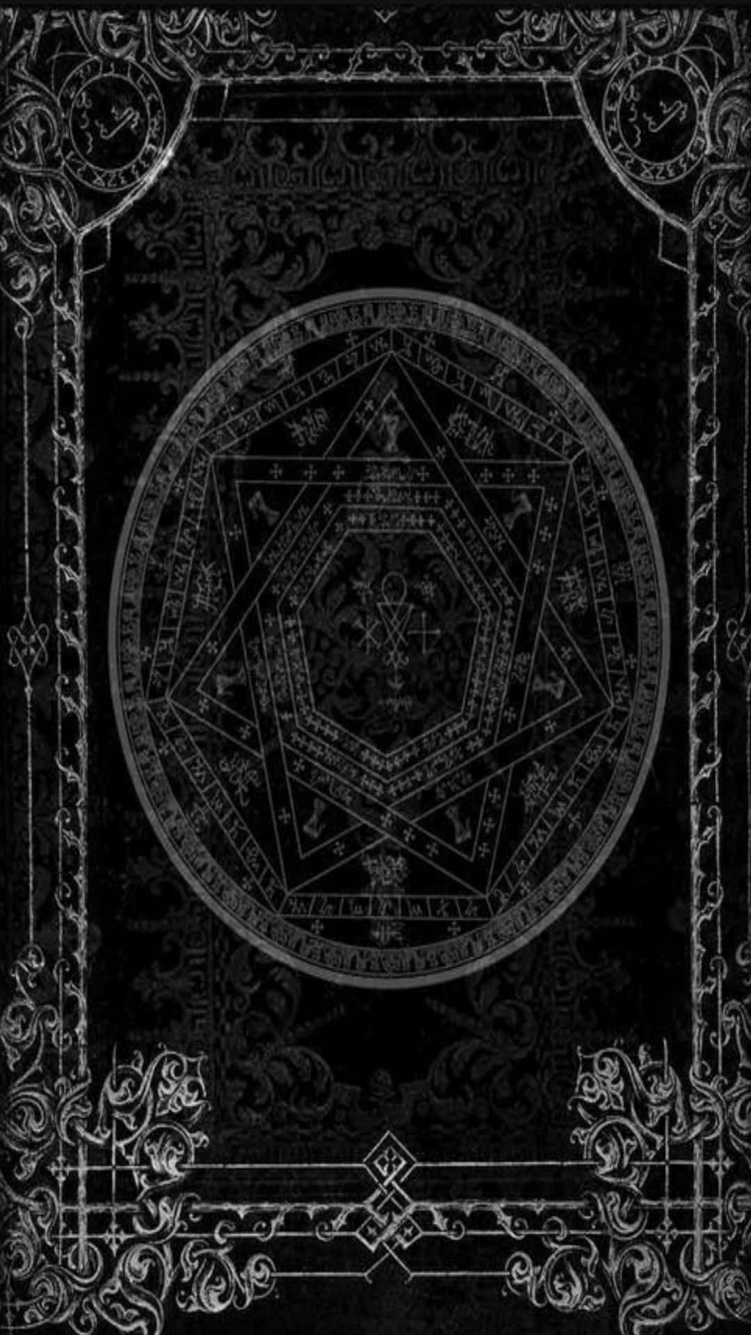 Witch Aesthetic 桌布 壁紙 — 一個複雜的神秘符號，以銀色蝕刻在黑色天鵝絨背景上，並以華麗的哥德式邊框框起。