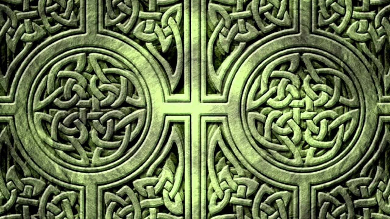 Celtic Irish 桌布 壁紙 — 一個複雜的綠色凱爾特結圖案雕刻在石頭上，具有對稱的圓形圖案和交織的設計。