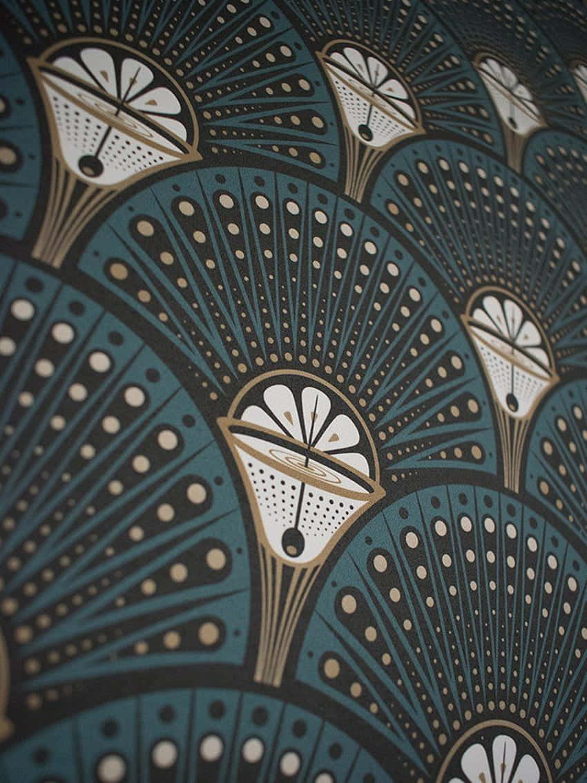 Art Nouveau 桌布 壁紙 — 一個複雜的藍綠色和金色幾何扇形圖案的近距離特寫，帶有重複的圓形圖案。