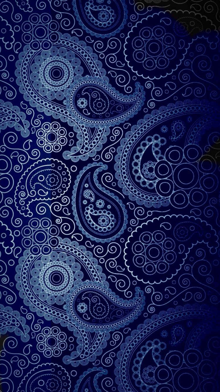 Paisley 桌布 壁紙 — 一個複雜的藍色佩斯利圖案，帶有旋轉的淚滴形狀和圓形圖案，背景為深海軍藍色。