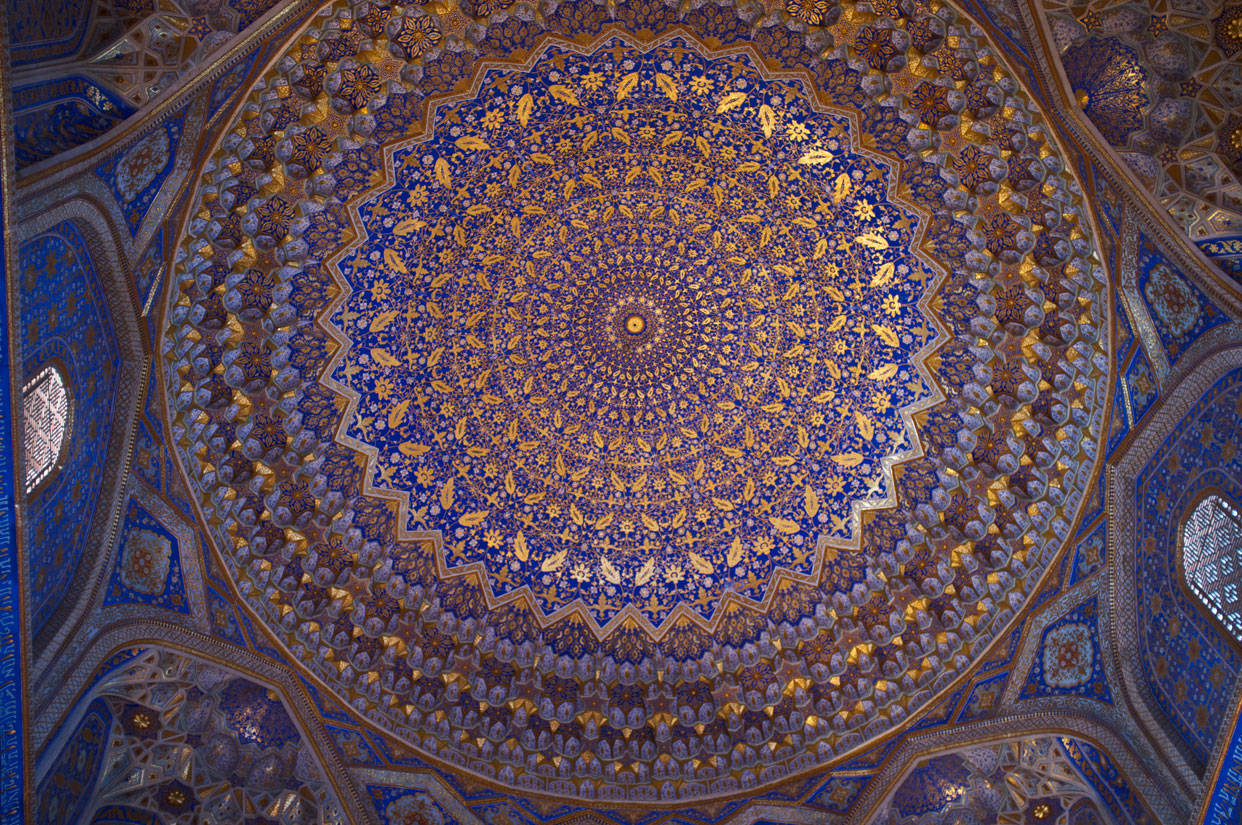 Uzbekistan 桌布 壁紙 — 一個複雜的藍色和金色伊斯蘭圓頂天花板，帶有從中心點輻射的對稱花卉圖案。