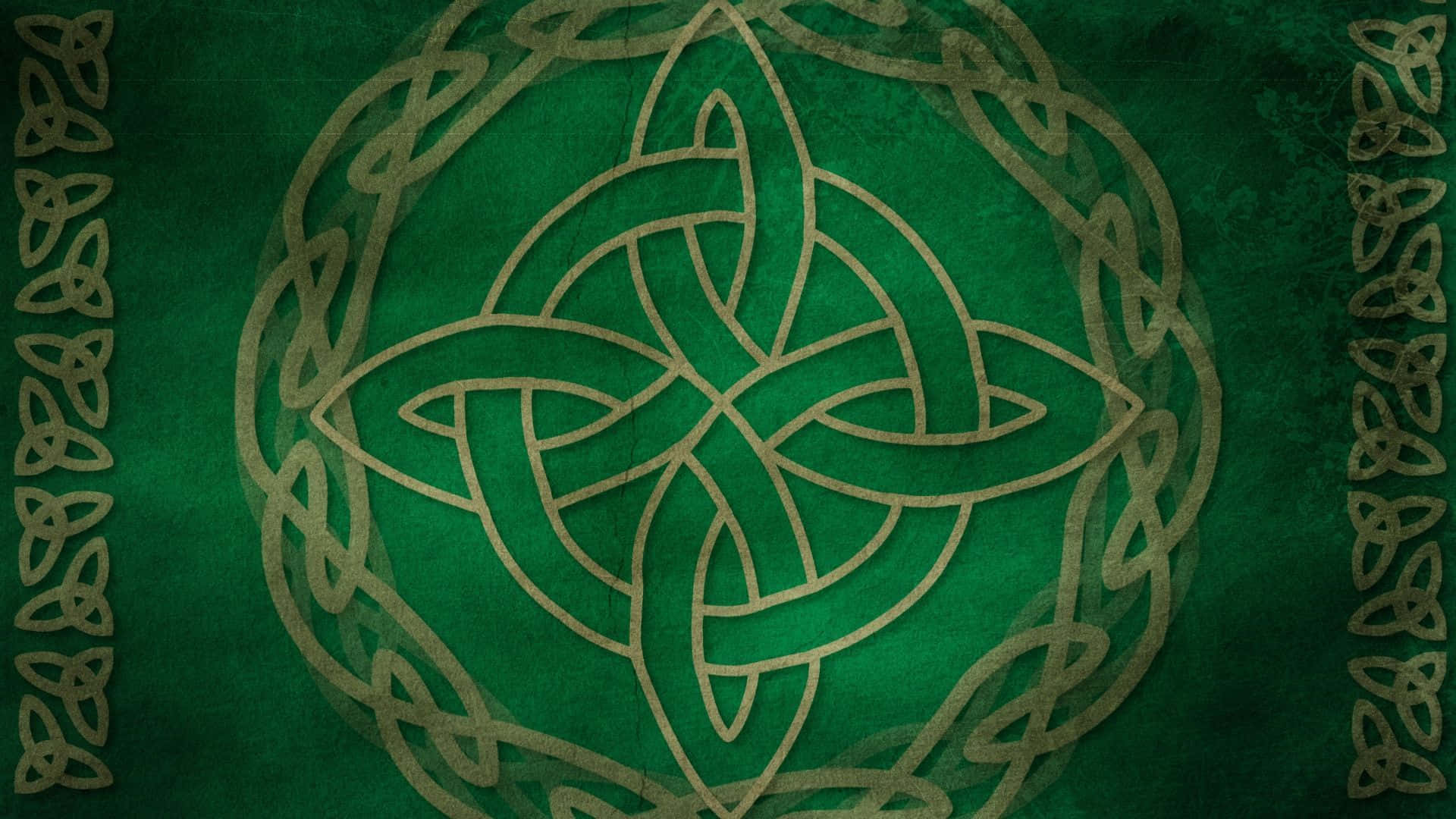 Celtic Irish 桌布 壁紙 — 一個複雜的金色凱爾特結設計從中央的三曲結圖案在帶有紋理的深綠色背景上向外輻射。