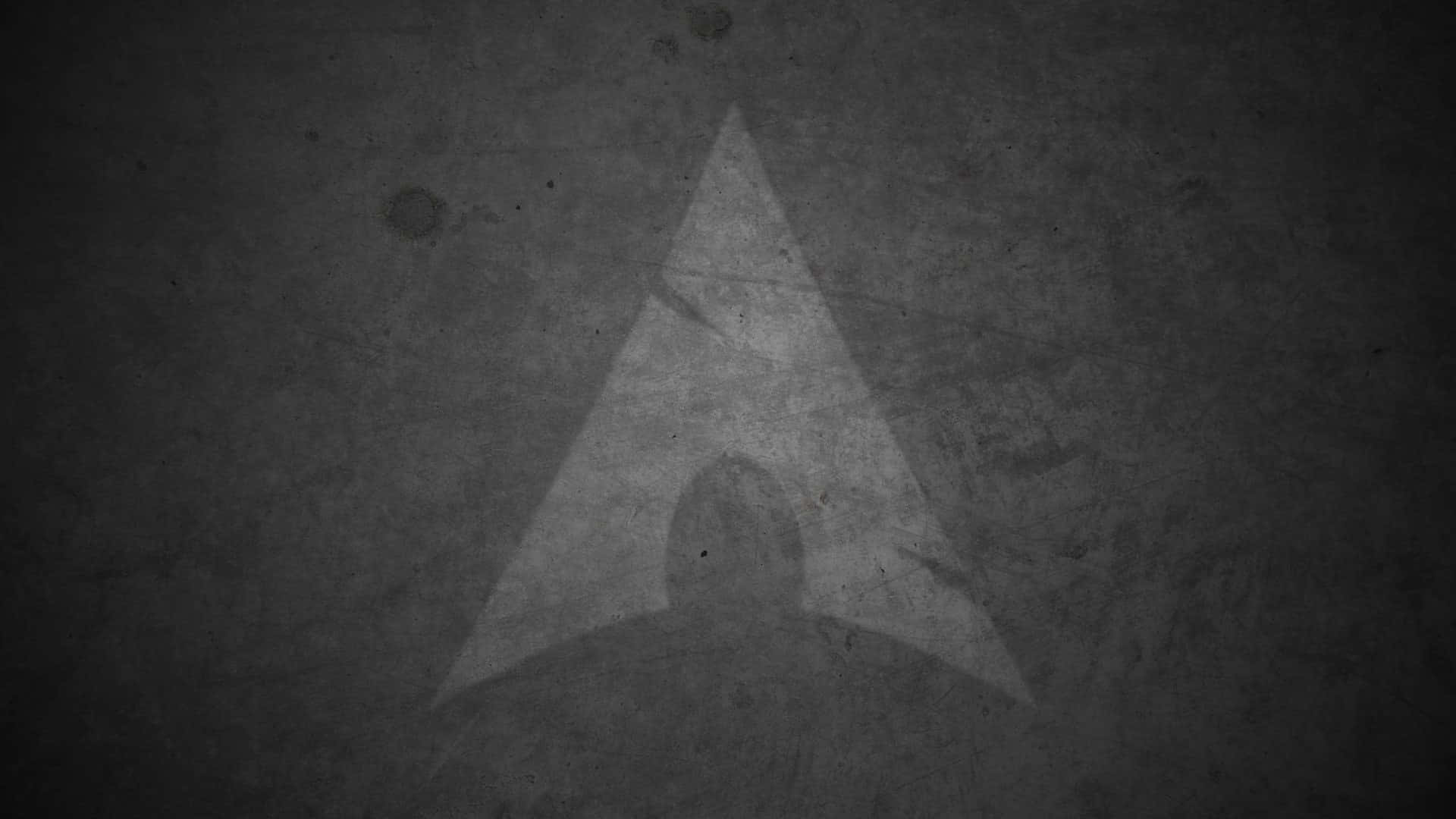 Arch Linux 桌布 壁紙 — 一個褪色的三角形標誌刻在粗糙紋理的混凝土牆上，採用單色調。