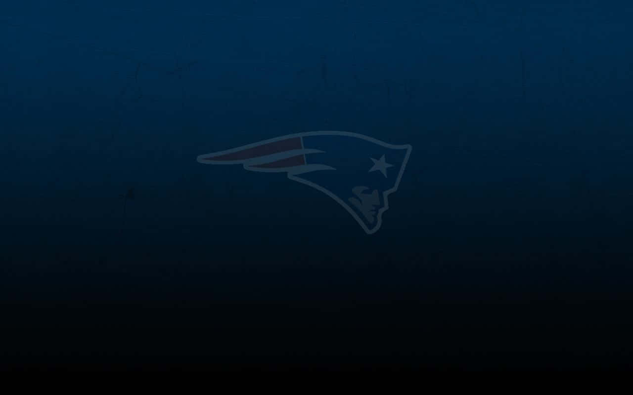 Patriots 桌布 壁紙 — 一個褪色的新英格蘭愛國者隊標誌在深色紋理藍色背景上隱約發光。