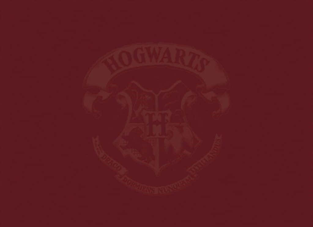 Hogwarts Crest 桌布 壁紙 — 一個褪色的霍格華茲校徽，置中於深棗紅色背景上，帶有細微紋理。